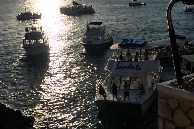 4 Hours Party Boat Catamaran Cruise in Negril - Rick’s Cafe: cliffside vibe and the diving option