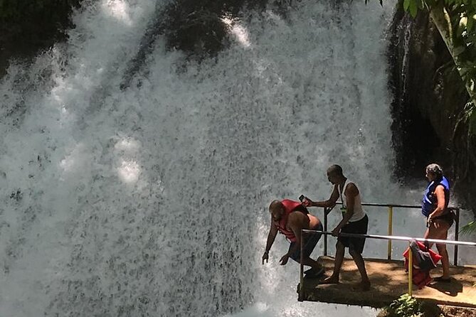Bamboo Rafting with lime stone - Lethe River bamboo rafting with lime stone: what the experience actually is