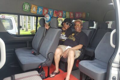 Customized MBJ Airport Transfer to Hotels in Montego Bay - The Celebratory Package: Name Signs, Red Carpet, and Birthday-Ready Details