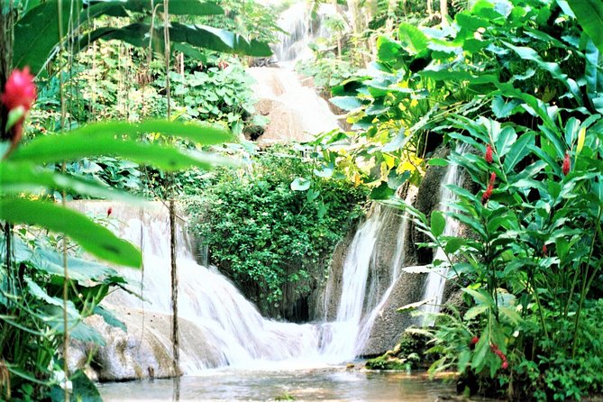Dunn's River Falls and Ocho Rios Shopping Tour from Montego Bay Hotels - Climbing Dunn’s River Falls: The 90-Minute Water Workout