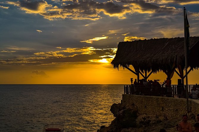 Jamaica Sunset at Rick's Cafe Private Tour with Transfer - Rick’s Café: Reggae Music, Cliff Jumpers, and the Sunset Show