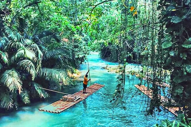 Martha Brae Rafting Experience w/Jerk Chicken Lunch, Montego Bay - Riverbank Vendors and Souvenirs: A Controlled Stroll, Not a Hard Sell