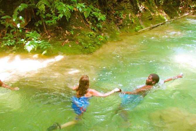 Mayfield Falls Private Tour - Getting there in comfort: the A/C ride and guided context