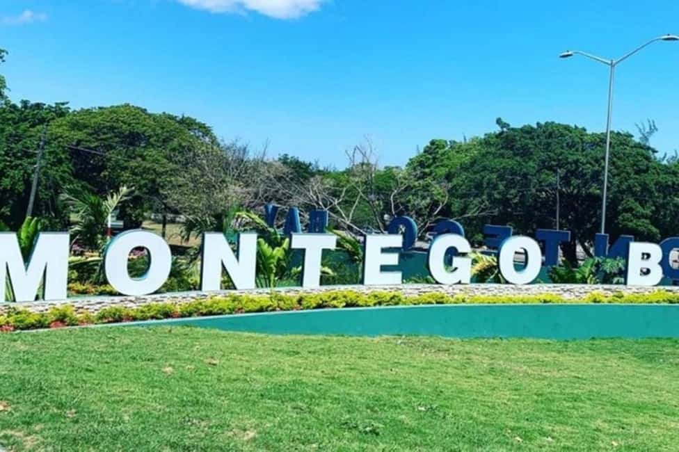 Montego Bay: City Highlights and Souvenir Shopping Tour - Spring Farm to Rose Hall: seeing homes before the shopping starts