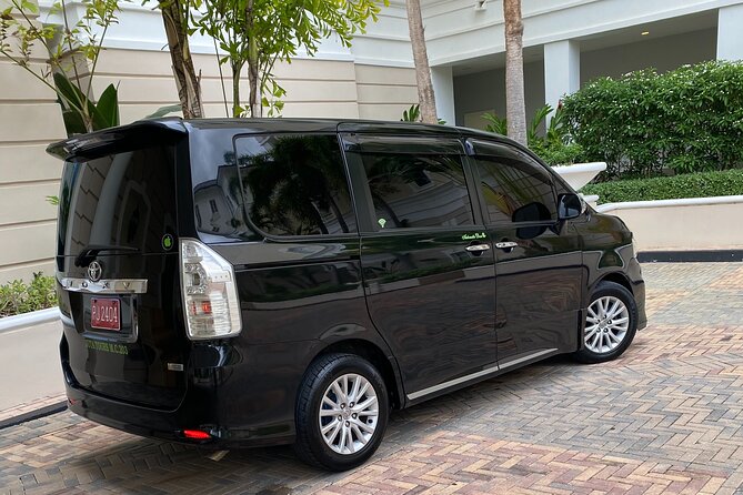 Montego Bay to Ocho Rios Hotels Private Transfer - Finding Your Driver at Sangster International Airport Without Guesswork