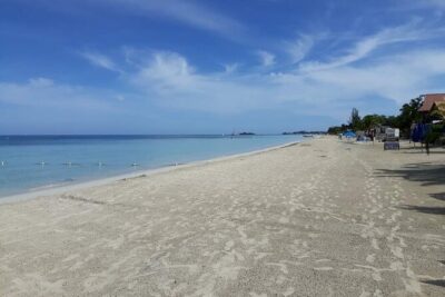 Negril 7 Miles Beach and Rick's Cafe Tour - Rick’s Café: 35-foot cliff views and the sunset show