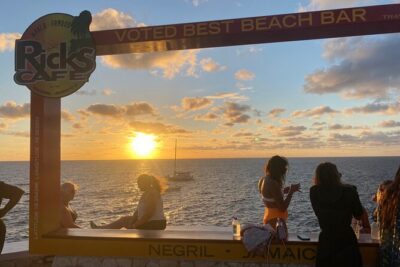 Negril Seven Miles Beach And Ricks Cafe Tour - Rick’s Café on the 35-foot cliff: what to expect in one hour