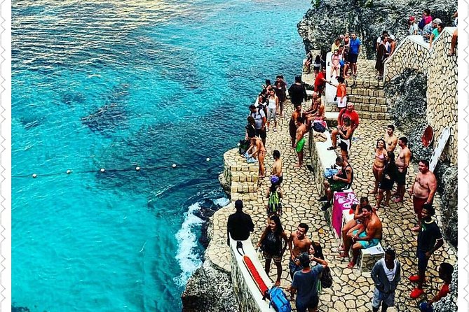 Negril Seven Miles Beach & Rick's Cafe - Rick’s Cafe: cliff divers and a built-in payoff