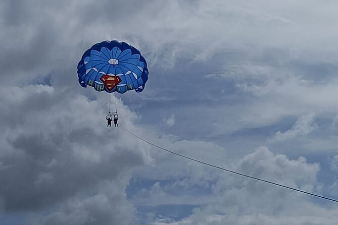 Parasailing, Blue Hole Mineral Spring, Seven Mile Beach - Parasailing in Negril: what it is and what to expect