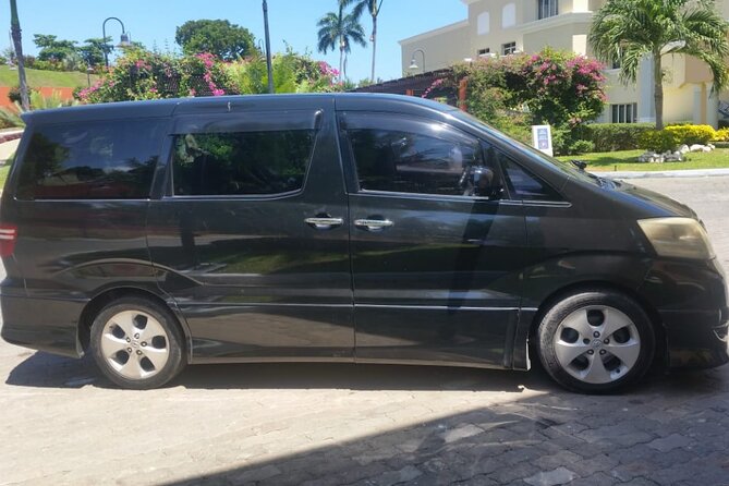 Private Airport Transfer to Secrets Resort Montego Bay - Vehicle Size for Up to 10: Planning for Bags and Bodies