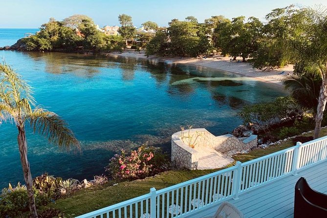 Private Montego Bay Airport Transfer to Negril - Finding your driver: the Mr. Reasonable sign approach that actually works