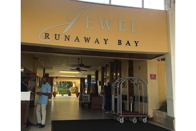 Private Roundtrip Airport Transfer to Resorts in Runaway Bay - Who this transfer is best for (and who should consider alternatives)