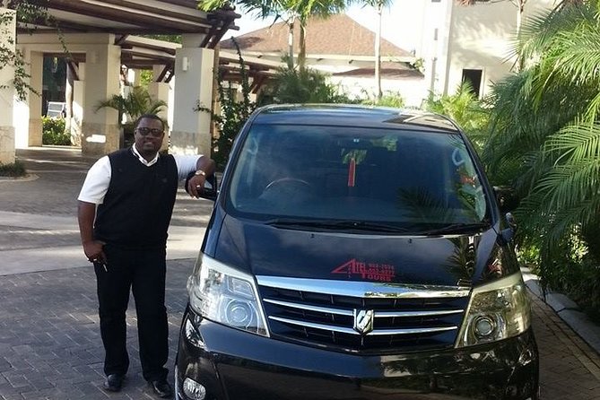Runaway Bay Hotels Private Transfer - How the Pickup Works at the Airport (Greeter + Driver)