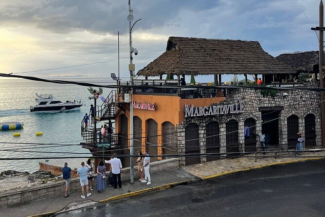 Snorkeling with Margaritaville and shops on Hipstrip activity - Transportation and comfort: why the air-conditioned vehicle matters