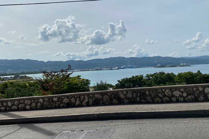 Street Executive Tours And Chauffeur Service Jamaica - The Meet-and-Greet Moment: Early Arrival and Luggage Help